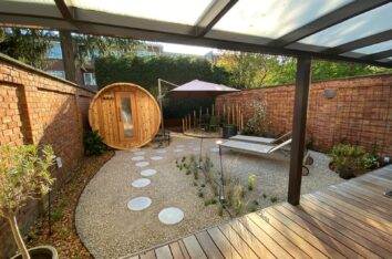 Stadstuin na realisatie, ontharden, vergroenen, ronde en organische vormen, stapstenen, grindverharding, vaste planten en siergrassen, droogtebestendig, klimaatrobuust, cortenstaal borderranden.